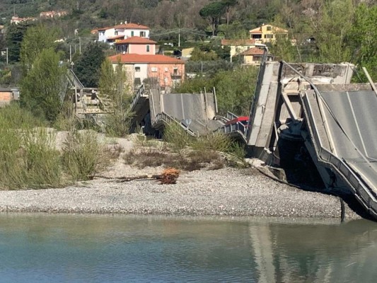 Las fotos que dejó el derrumbe de un puente en Italia