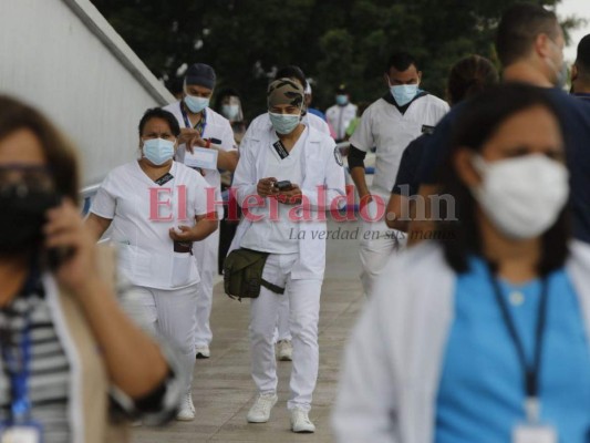 Así arrancó la cuarta jornada de vacunación para terminar de inmunizar al personal médico en la capital (FOTOS)  