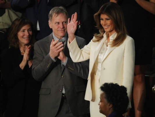 Elegante Melania Trump llega sola al discurso sobre Estado de la Unión en el Congreso