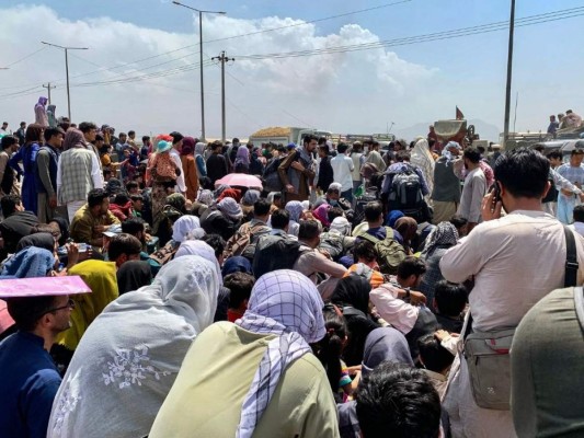 Decenas de muertos y cientos de heridos tras el ataque en las afueras del aeropuerto de Kabul, Afganistán