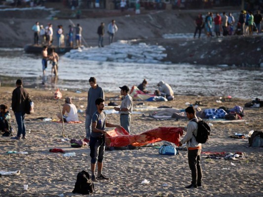 Entre basura y secando ropa en piedras, migrantes siguen varados en río Suchiate