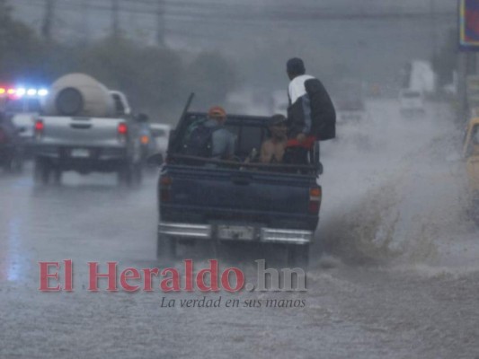 Imágenes de la fuerte lluvia que sorprendió este miércoles a los capitalinos