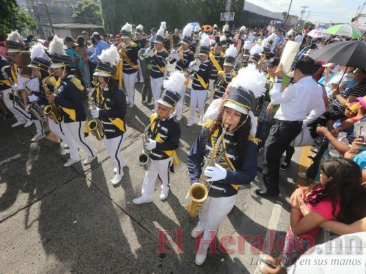 FOTOS: Extravagantes y vistosos trajes de las bandas en los desfiles