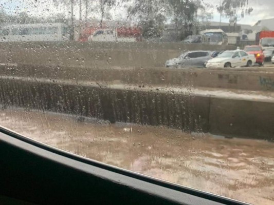 Tráfico, inundaciones y carros atascados por fuerte lluvia en la capital