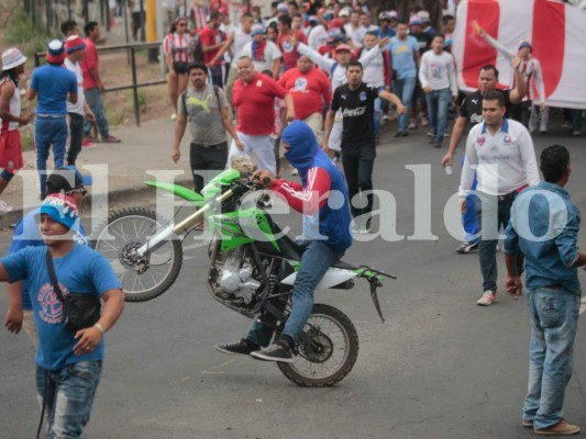 Llegada de la barra del Olimpia y aficionados del Motagua al Nacional