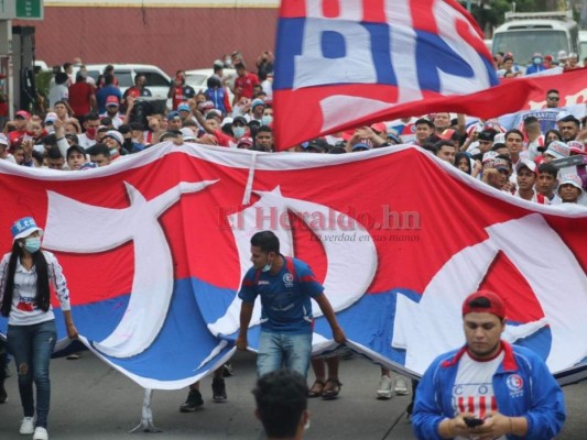 ¡Llenazo en el Municipal Ceibeño! Aficionados de Olimpia y Vida ponen ambiente festivo en La Ceiba