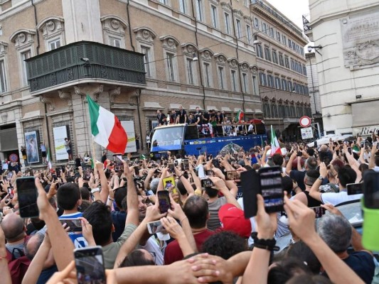 Celebración por campeonato de Italia en la Euro desata la locura en las calles de Roma