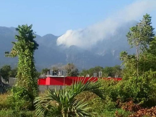 Las primeras imágenes del incendio forestal en la montaña Pico Bonito