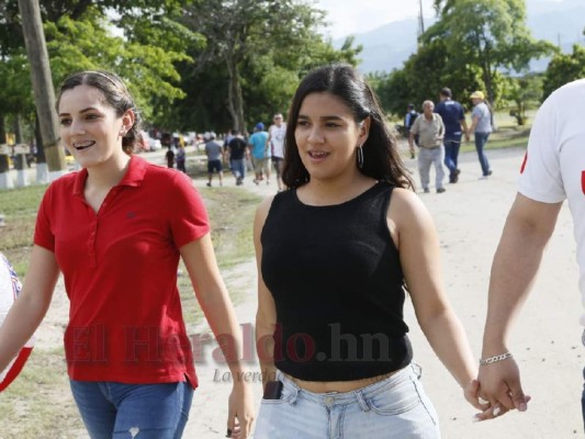 Bellezas y ambiente de la afición merengue en el Olímpico para el clásico capitalino en SPS