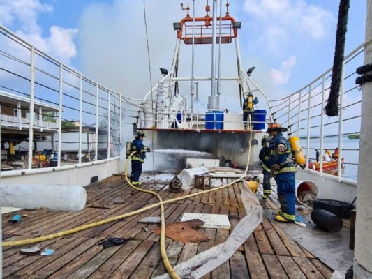 Imágenes del incendio de embarcación en Roatán que dejó dos muertos