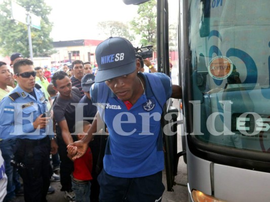 Llegada de la barra del Olimpia y aficionados del Motagua al Nacional