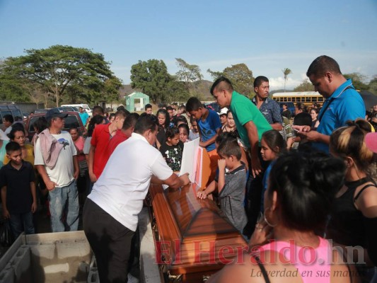 Entre lágrimas dieron el último adiós a la joven que cayó en un abismo por tomarse una selfie