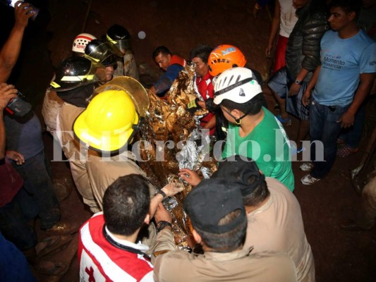 Fotos del dramático rescate de personas soterradas en la colonia Los Llanos de la capital