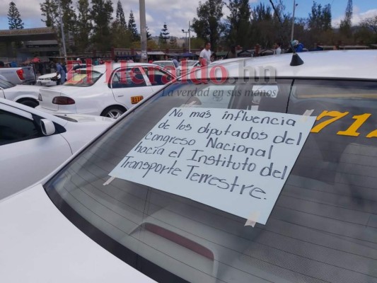 FOTOS: Colapsada, así permanece la capital durante paro de taxis