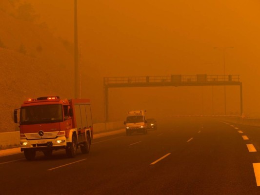 Las impresionantes fotos de los incendios en Grecia que ya dejan más de 70 muertos