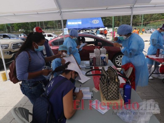 Con fluidez y orden avanza vacunación de adultos mayores en Parada Marte y UTH (FOTOS)