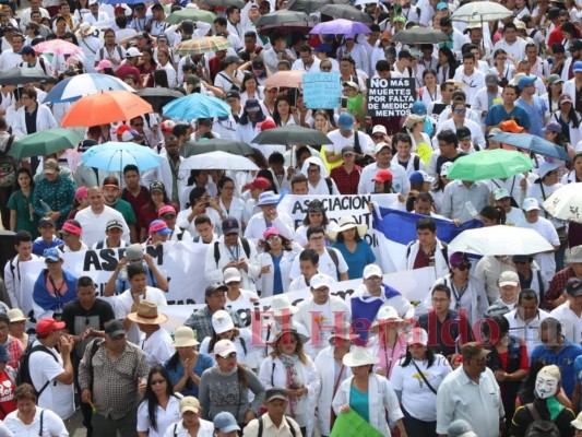 FOTOS: La masiva movilización de médicos y maestros en la capital de Honduras