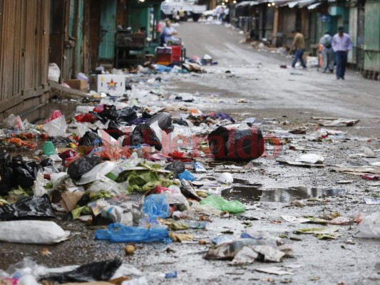 FOTOS: Mercados de Comayagüela amanecen inundados de basura en Navidad, después del 24 de diciembre