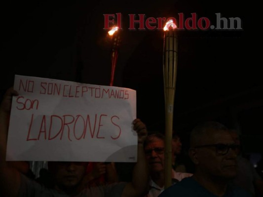 FOTOS: Marcha de las Antorchas llega a las afueras del Congreso Nacional