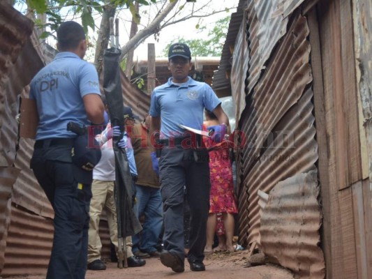 FOTOS: La escena del violento asesinato de una mujer en la capital