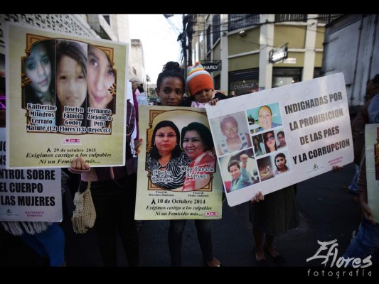 Feministas protestan en las cercanías del Congreso Nacional