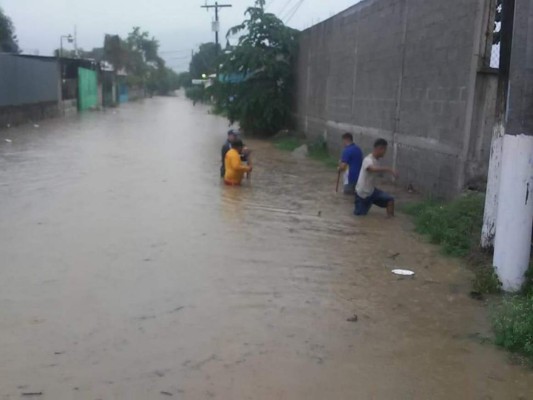 Casas sin techo y fuertes inundaciones deja frente frío en el norte de Honduras