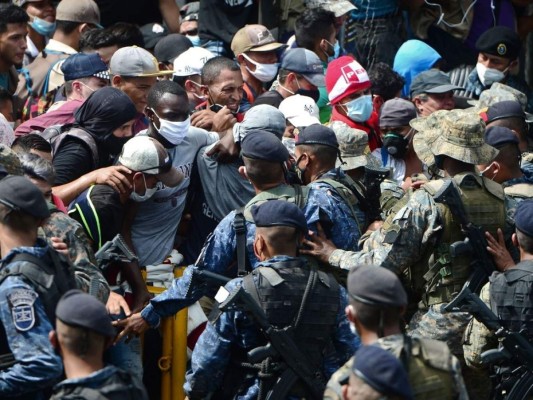 Bastones y armas del ejército guatemalteco, la otra muralla que enfrenta la caravana (FOTOS)