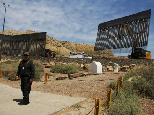 FOTOS: El muro privado que construyeron los simpatizantes de Trump en la frontera con México