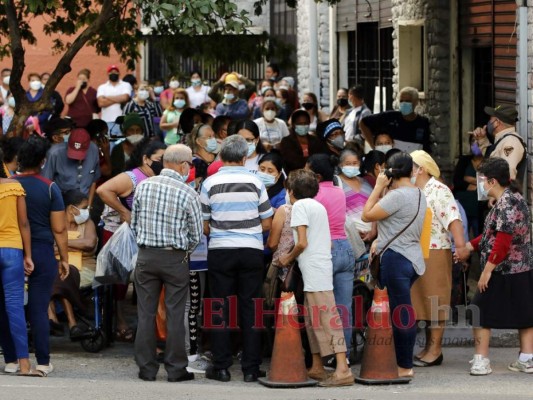 Triajes vuelven a lucir repletos ante inminente repunte de casos de covid (FOTOS)