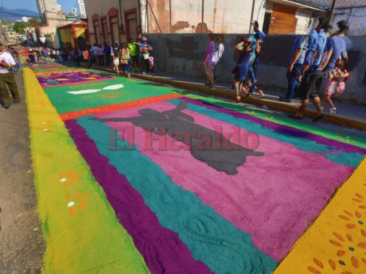 Coloridas alfombras de aserrín engalanan procesiones de este Viernes Santo