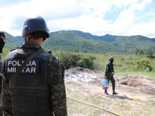 FOTOS: Queman más de 1,200 kilos de cocaína decomisados en La Mosquitia