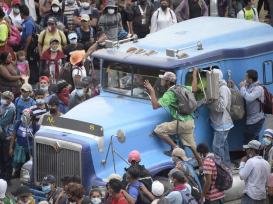 ¡Imágenes que duelen! El violento desalojo a la caravana migrante en Chiquimula