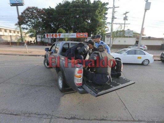 FOTOS: Violento enfrentamiento entre policías y supuestos universitarios