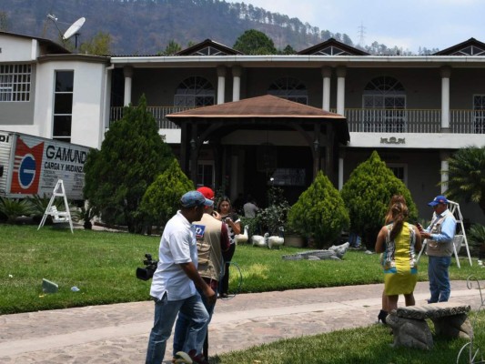 Así fue la salida del expresidente Lobo Sosa de su casa para entregarla a OABI