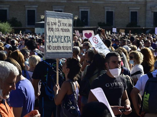 Imágenes: Fuertes protestas en Madrid tras medidas de bioseguridad adoptadas por el gobierno