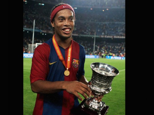 Ronaldinho presume sus títulos... ¡Lo ha ganado todo!