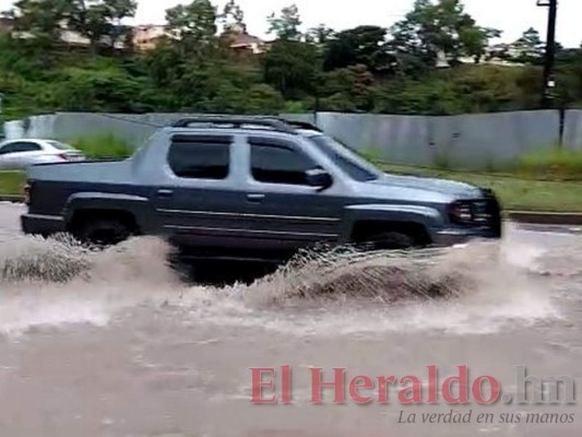 Calles bajo el agua y largas colas: lluvias dejan anegada la capital