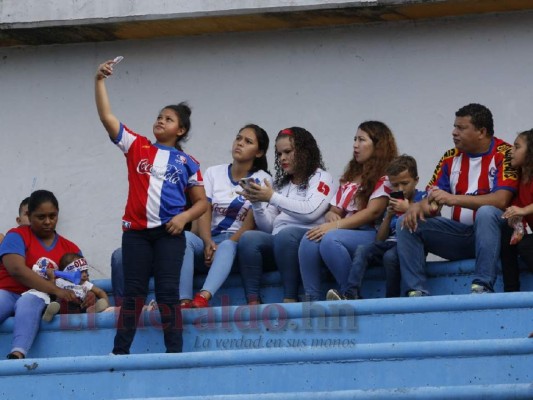 Bellezas y ambiente de la afición merengue en el Olímpico para el clásico capitalino en SPS