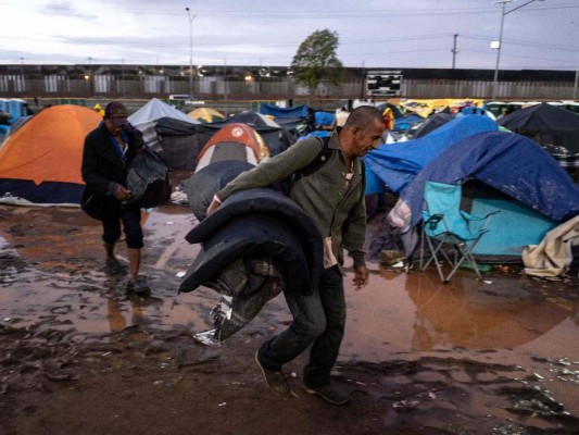 FOTOS: Fuerte lluvia destruye carpas en las que dormían migrantes de la caravana en Tijuana, México