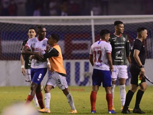 Jugadores de Olimpia y Marathón protagonizaron zafarrancho contra el arbitraje de Melissa Pastrana