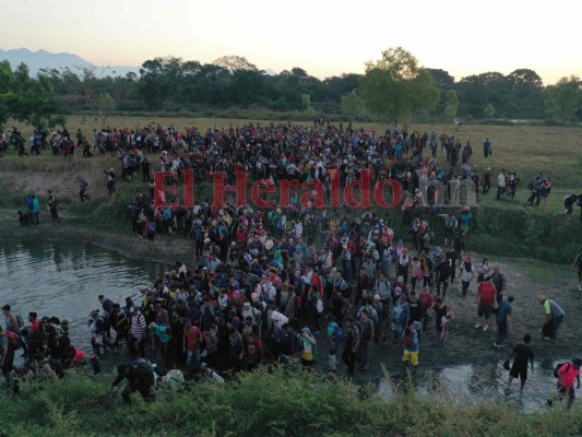 FOTOS: Desesperados, migrantes cruzan otra vez río Suchiate y llegan a México