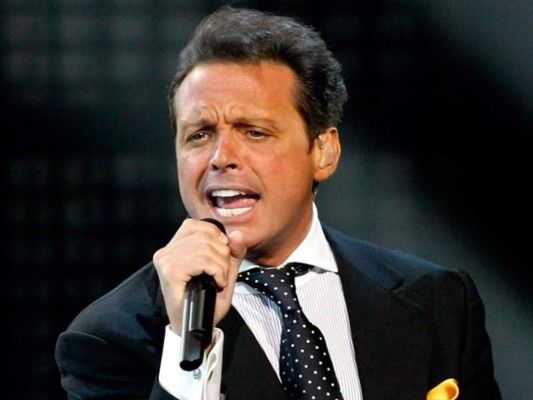 Desamores, conciertos agotadores y una madre desaparecida, la dura vida de Luis Miguel