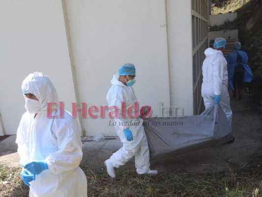 Imágenes del entierro masivo realizado por Medicina Forense