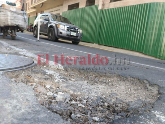 Baches, alcantarillas destapadas y calles colapsadas: riesgos en la capital