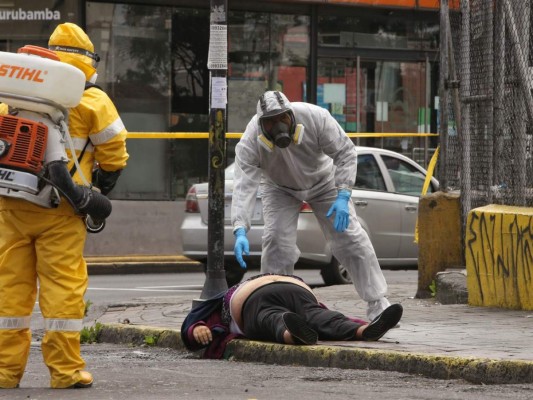 FOTOS: Al menos 19 personas mueren en casas y calles de Quito en medio de la pandemia