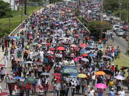 FOTOS: Las masivas protestas convocadas por médicos y maestros pese a la derogación de los PCM