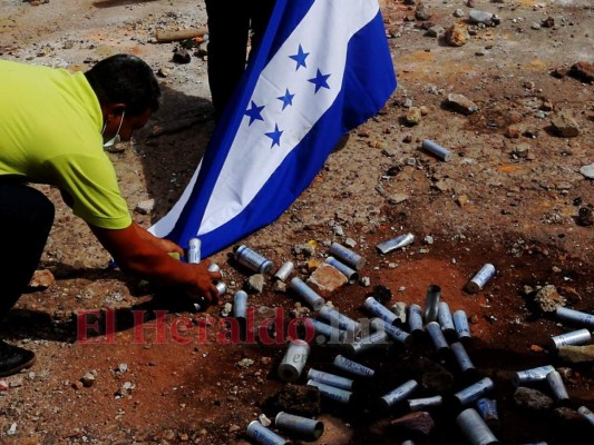 Protestas en El Chimbo: gaseados, padres con bebé en brazos e incendios