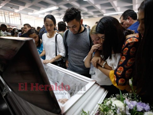 Dolor, abrazos y consternación en velorio de estudiante de periodismo