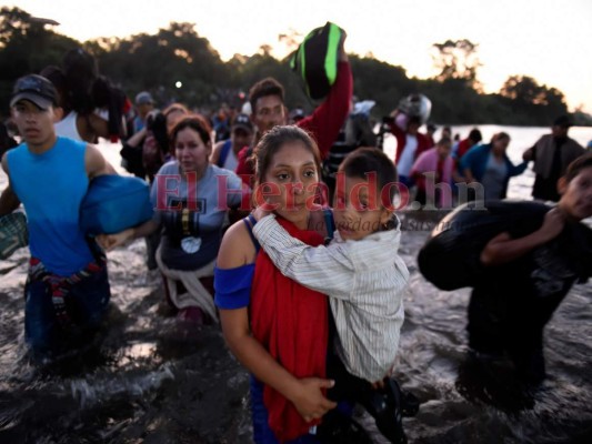 FOTOS: Desesperados, migrantes cruzan otra vez río Suchiate y llegan a México