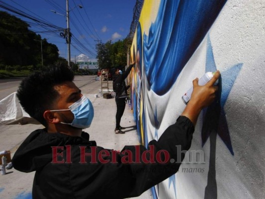 FOTOS: Hermanos muestran su arte en honor a los trabajadores que luchan en primera línea